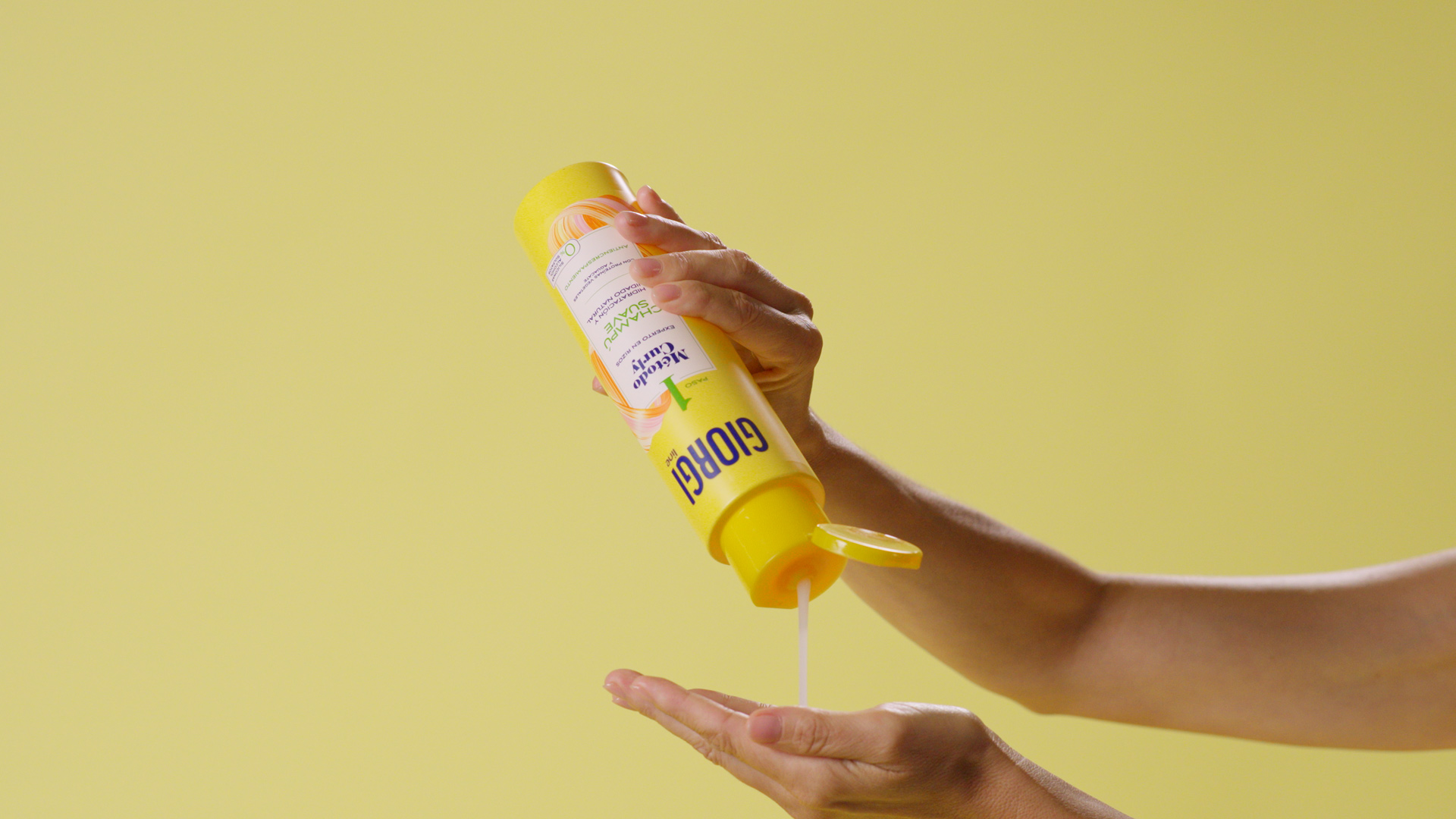 Una chica se aplica Giorgi en la mano. Vídeo informativo beauty academy de Lactovit.