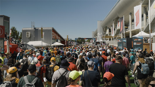 Ambiente del público en el padoc en el Gran Premio de España de Fórmula 1 2024 en el Circuit de Barcelona Catalunya, por Lab Creative Studio.