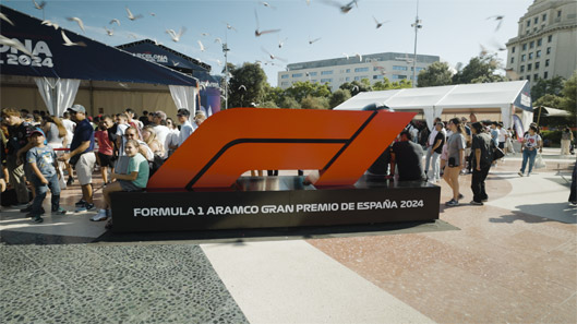 Pódium y público en el Gran Premio de España de Fórmula 1 2024 en el Circuit de Barcelona Catalunya, por Lab Creative Studio.