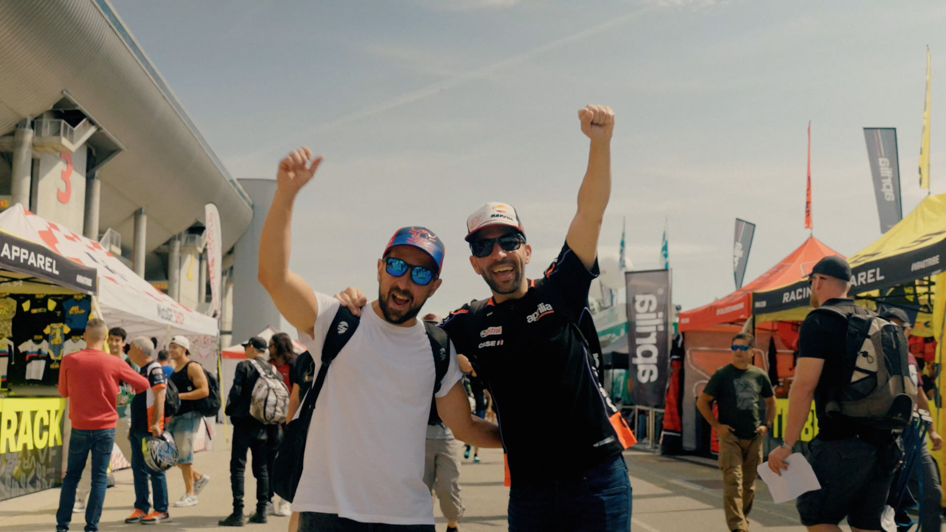 Público en el Padoc de Moto GP en el Circuit de Barcelona Catalunya, por Lab Creative Studio.
